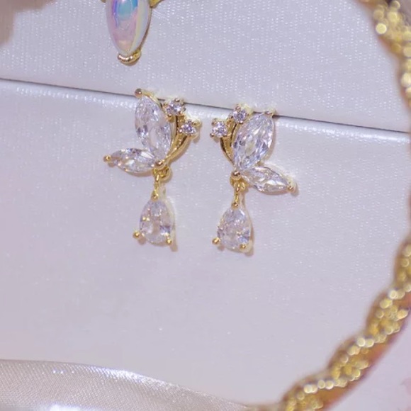 🦋 Gold plated butterfly wings stud earrings - Picture 3 of 5